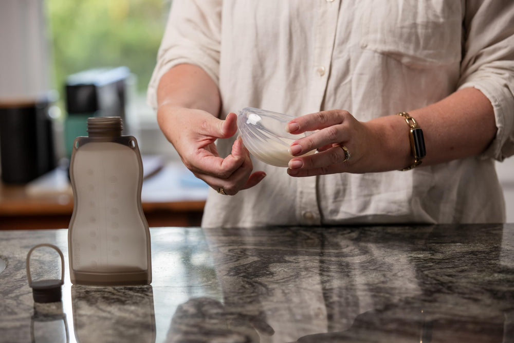 Haakaa Shell easy-pour outlet to prevent spills during milk transfer.