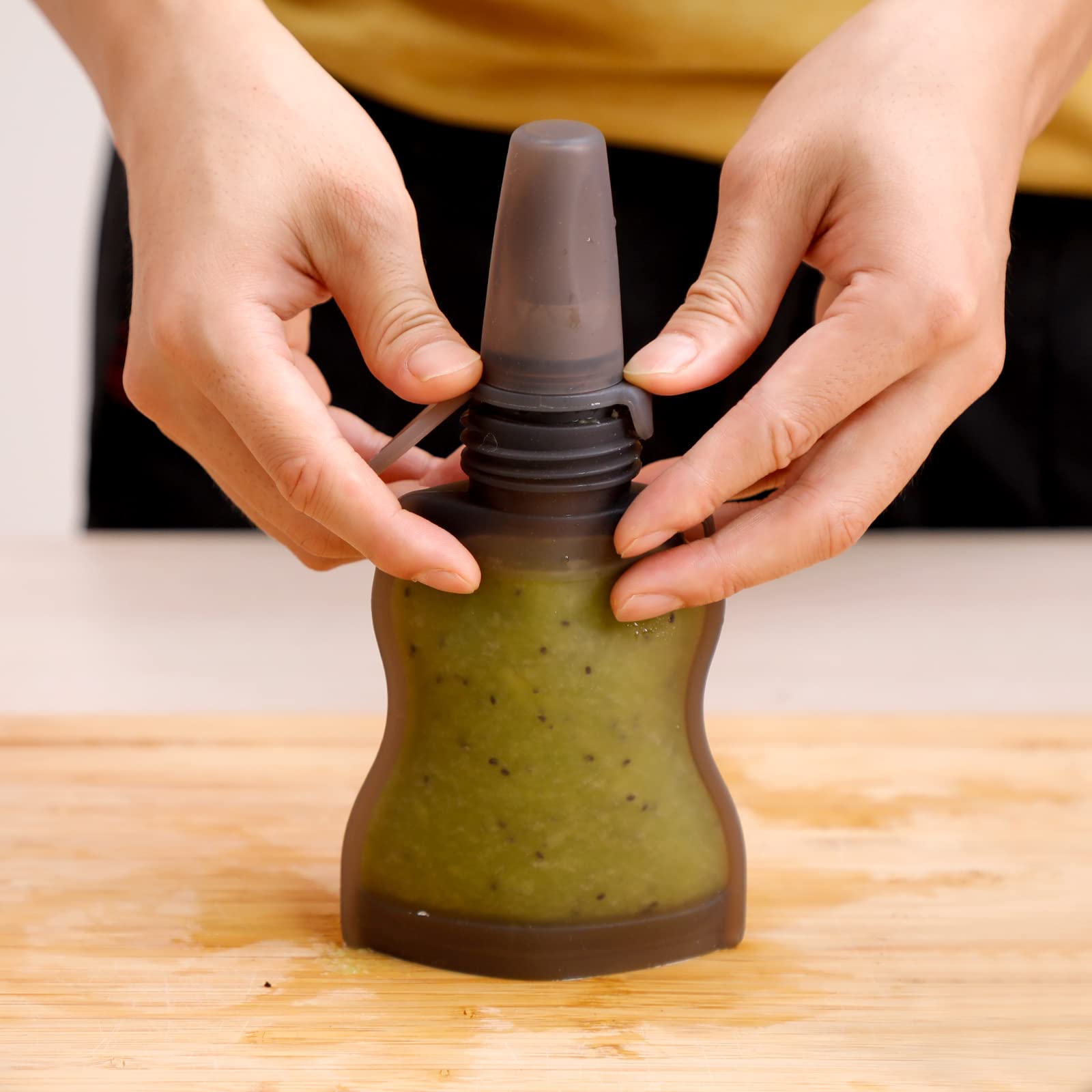 haakaa silicone lid keeps leaks sealed, great for outdoors