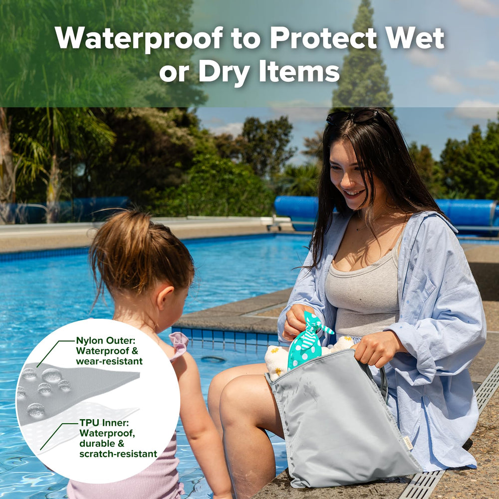 haakaa wet bag close-up highlights the secure zip closure for moisture containment.