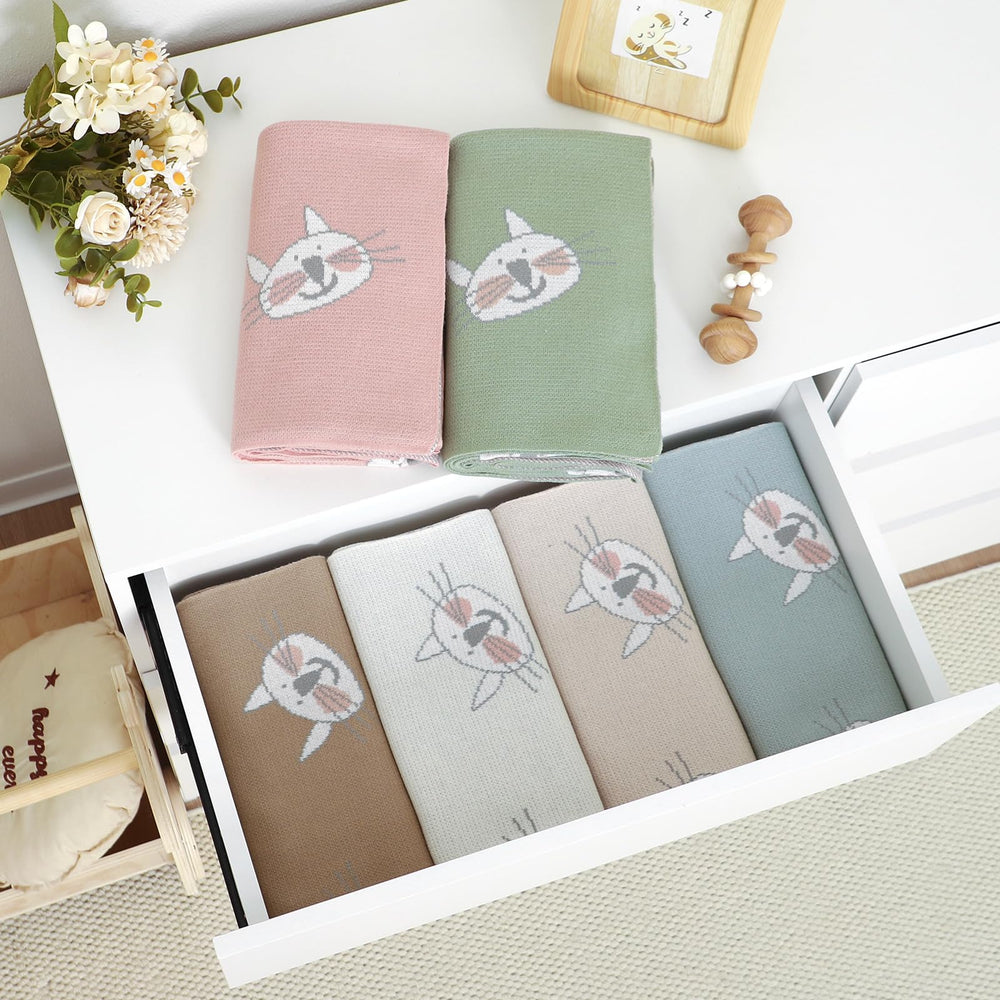 Hadetoto baby blanket nursery-ambience highlights neutral colors to fit any decor.