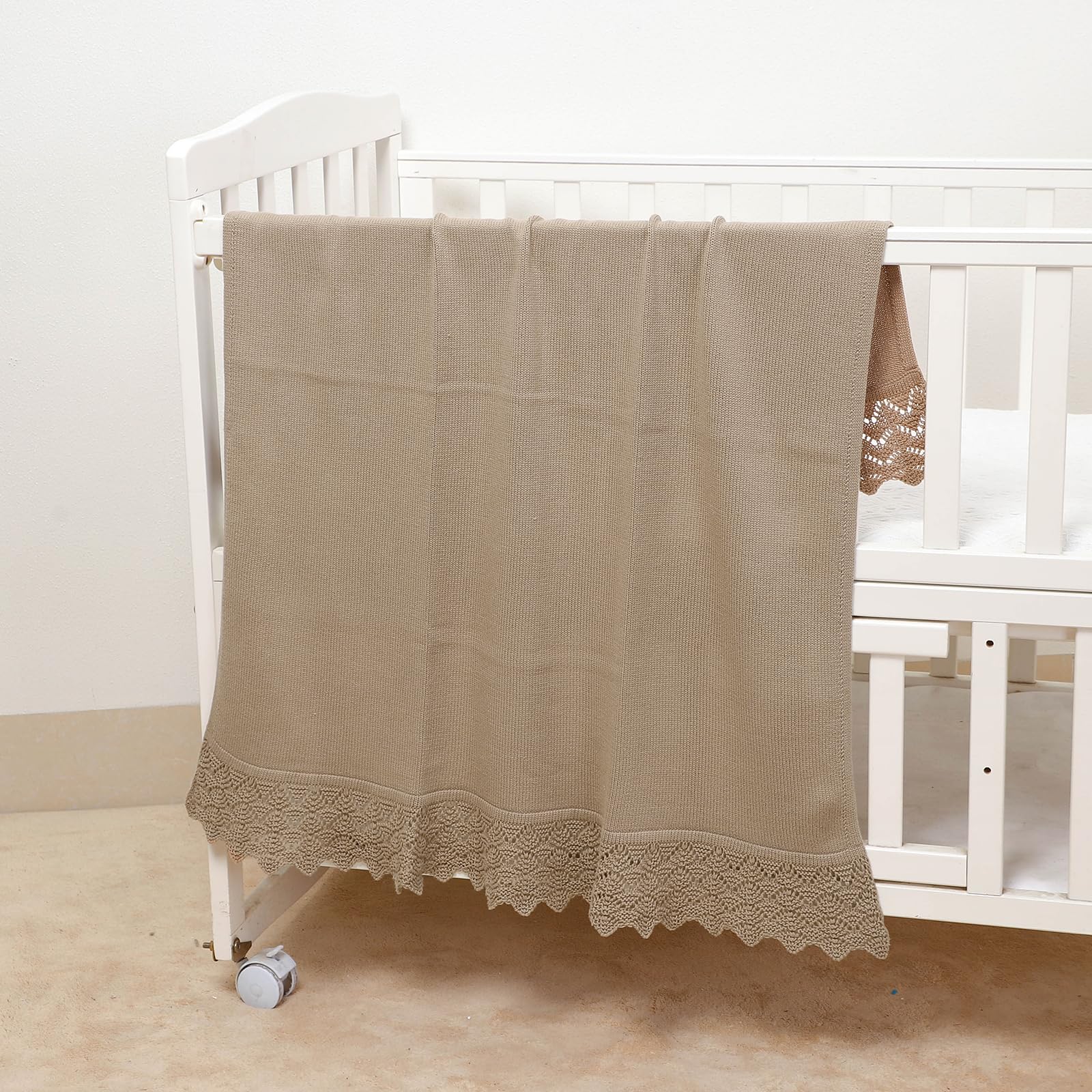 Hadetoto baby blanket stroller cover in use shows portable warmth during outings.