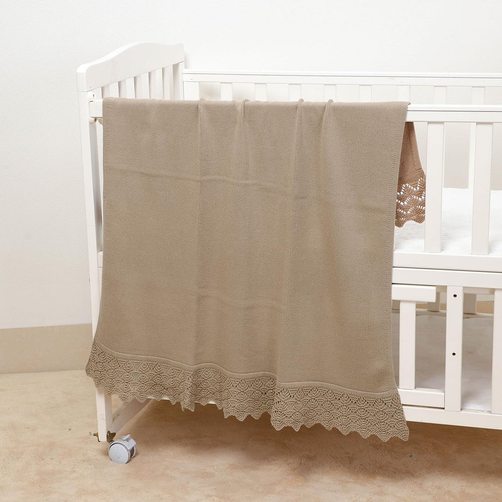 Hadetoto baby blanket stroller cover in use shows portable warmth during outings.