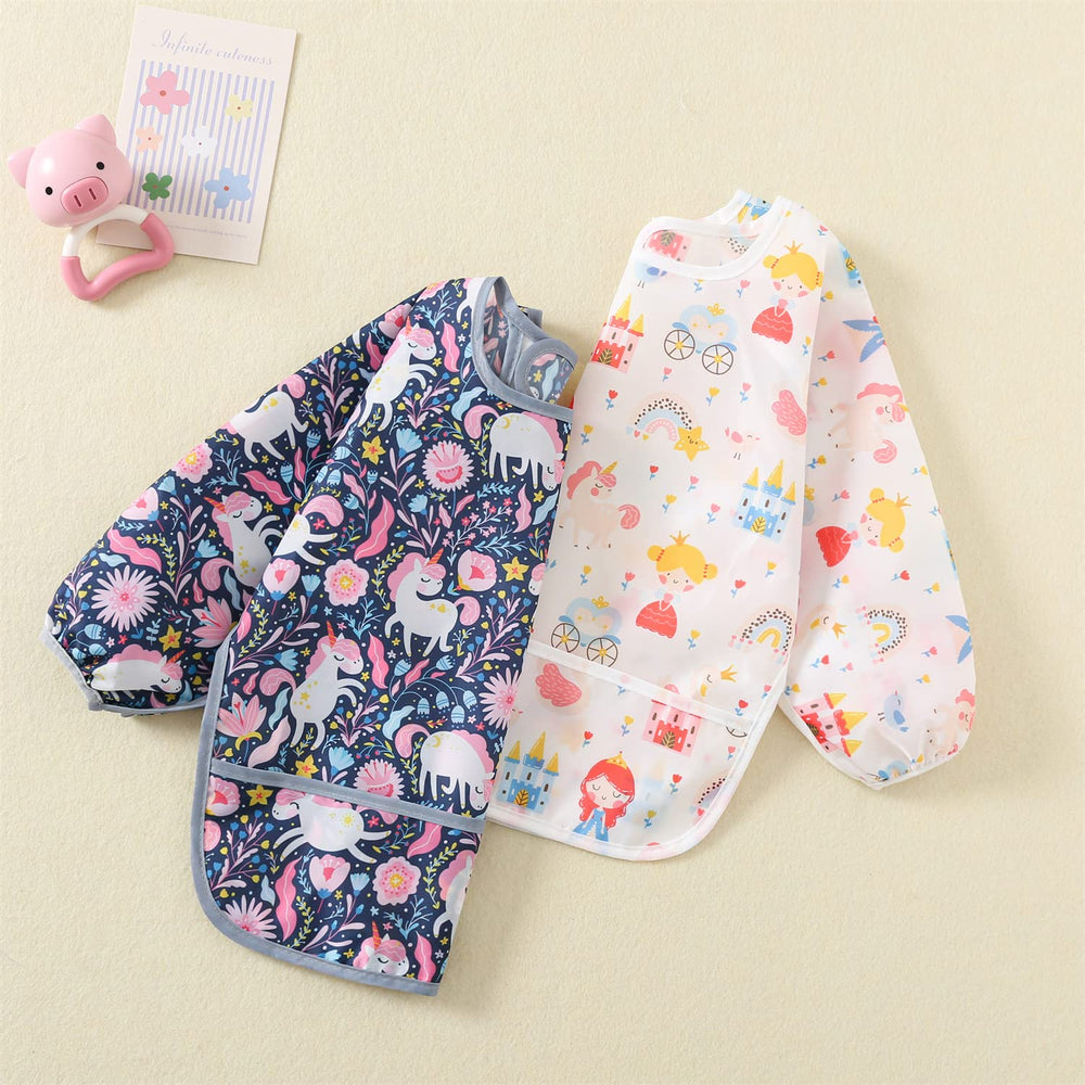 Hafftnun bib features a back closure for a secure, easy fit.