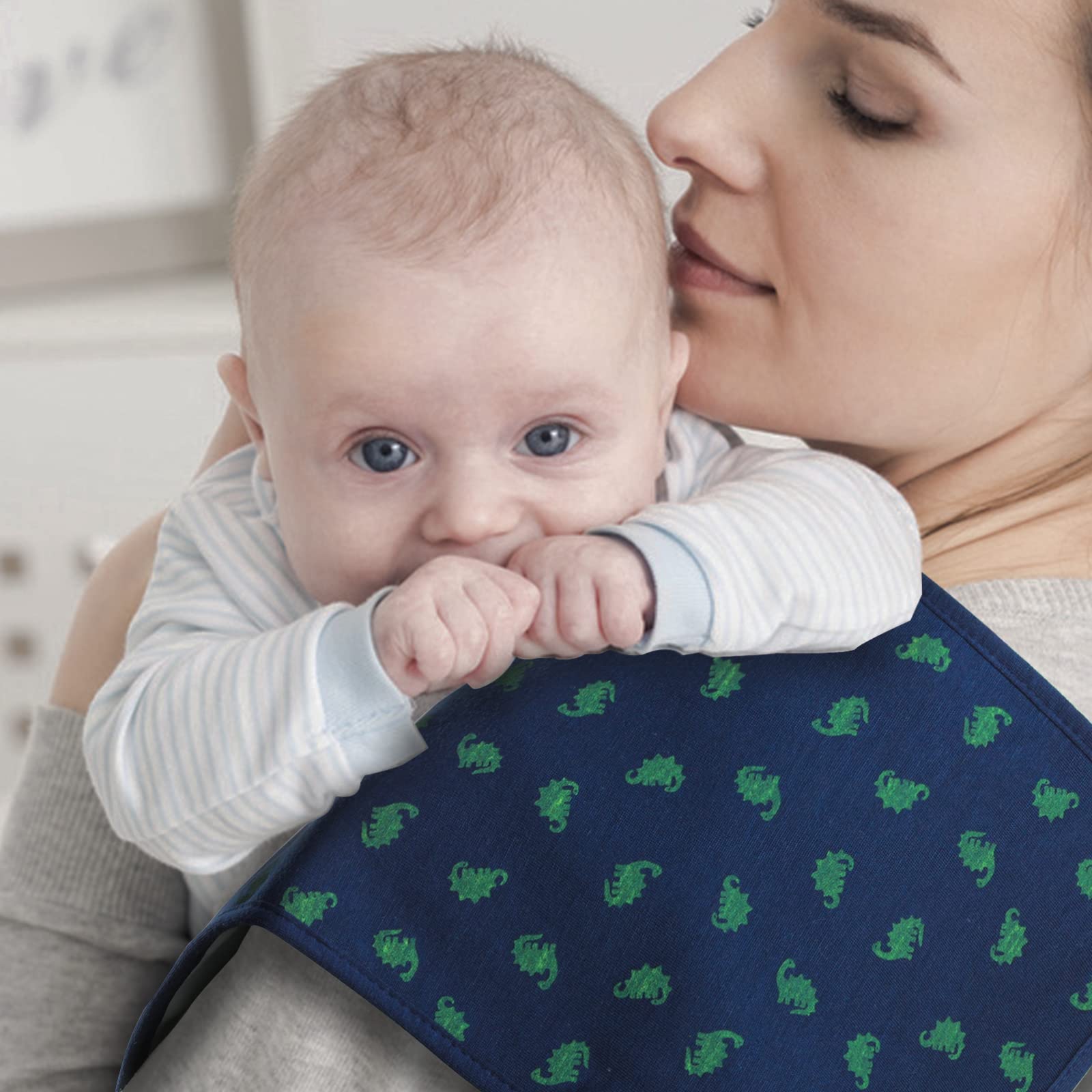 Hakochia organic cotton fiber close-up emphasizes gentle touch for sensitive baby skin.