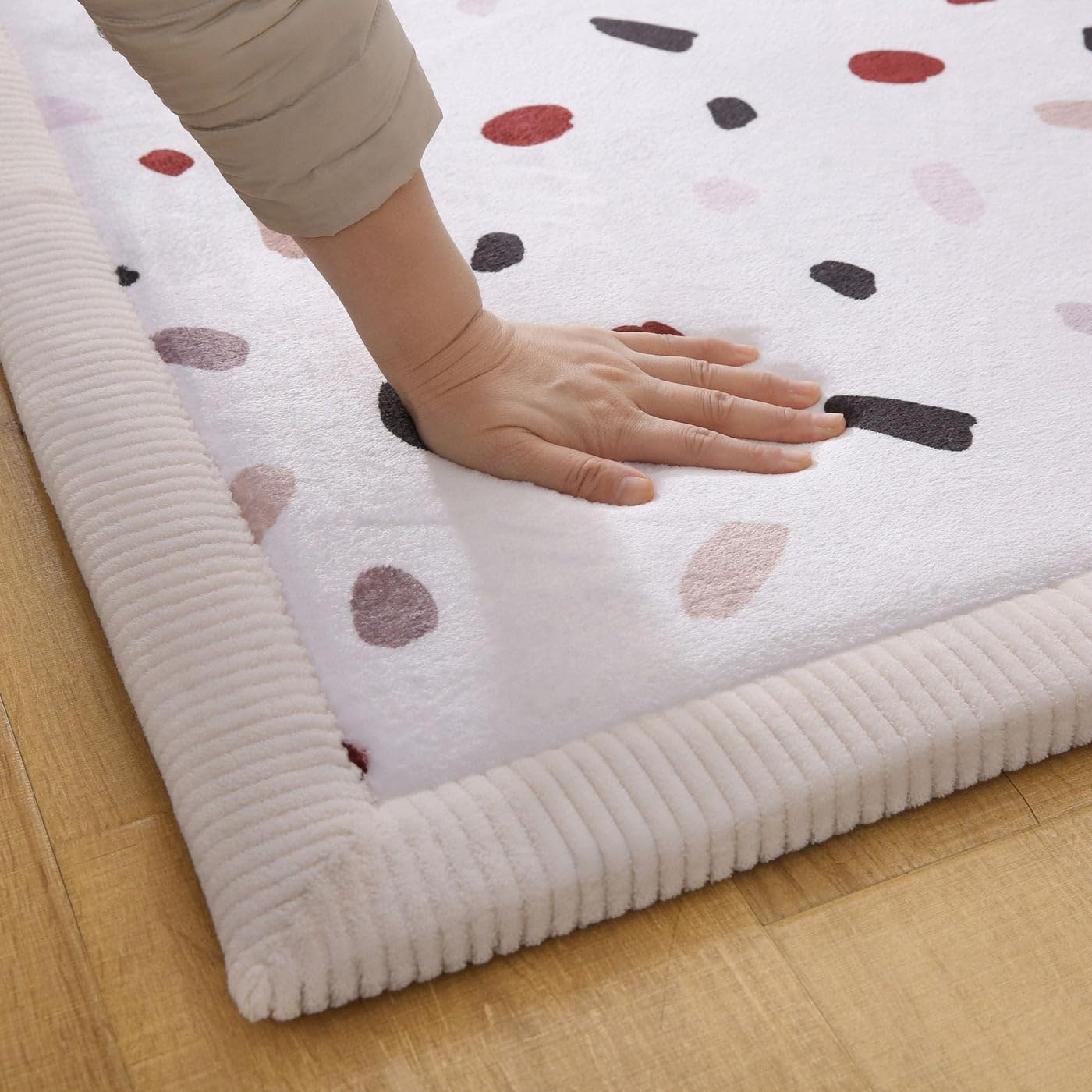Hakuna Matte memory foam layer cushions knees during floor activities.