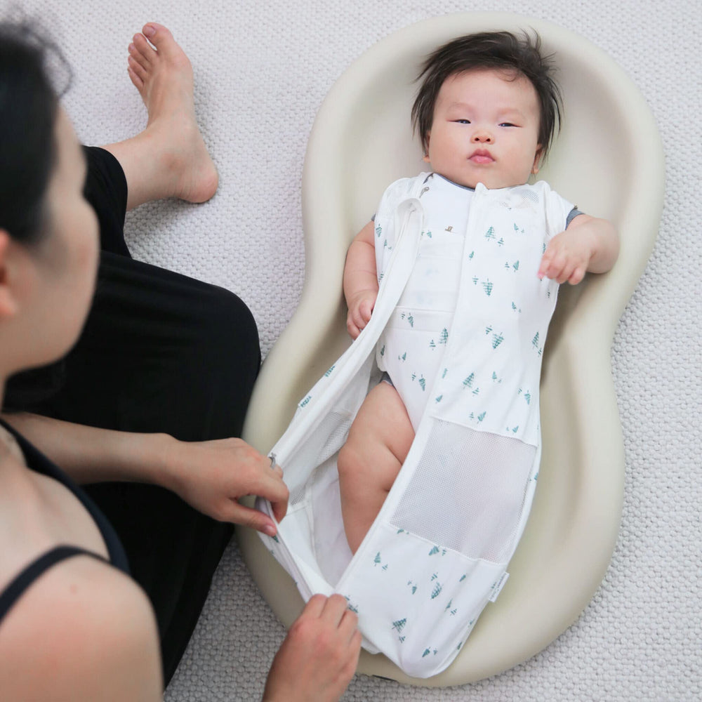 Happiest Baby Sleepea Graphite Planets close-up highlights 2-way zipper for easy changes.