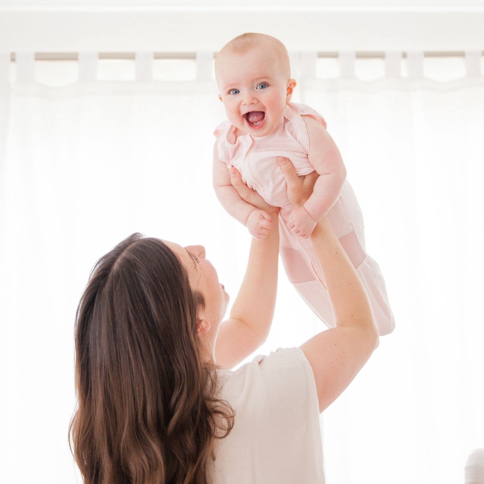 Happiest Baby Sleepea Rose Stars Large velcro closure ensures escape-proof security.
