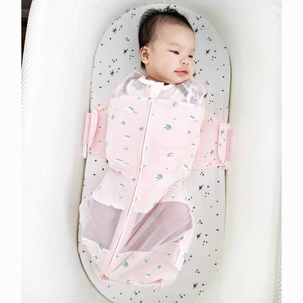 Happiest Baby SNOO Sleep Sack 2-way zipper enables easy night-time diaper changes.
