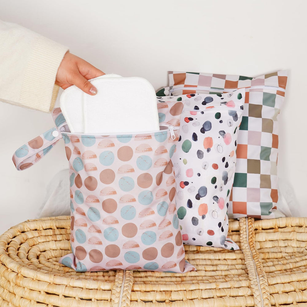 Happy Flute wet bag lattice stroller-hang highlights easy transport during outings.