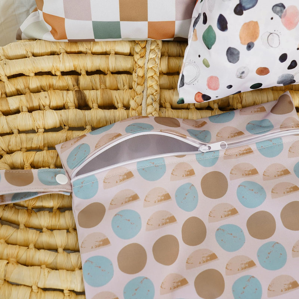 Happy Flute wet bag lattice waterproof-material emphasizes durable, spill-resistant storage.