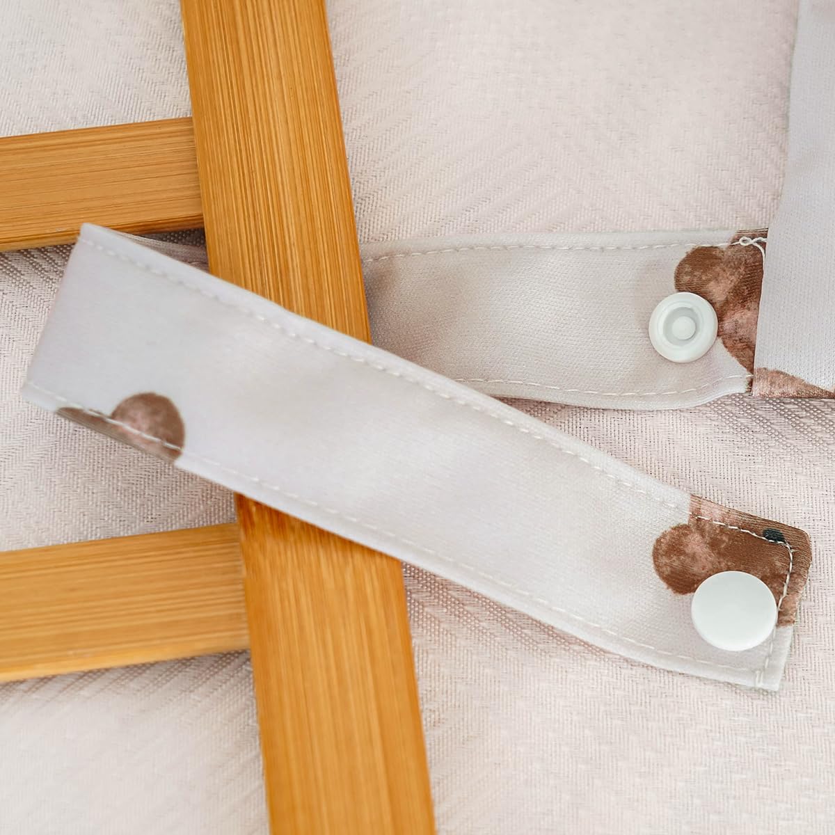 Happy Flute wet bag cosmetics-clothes-organization depicts tidy storage for daily essentials