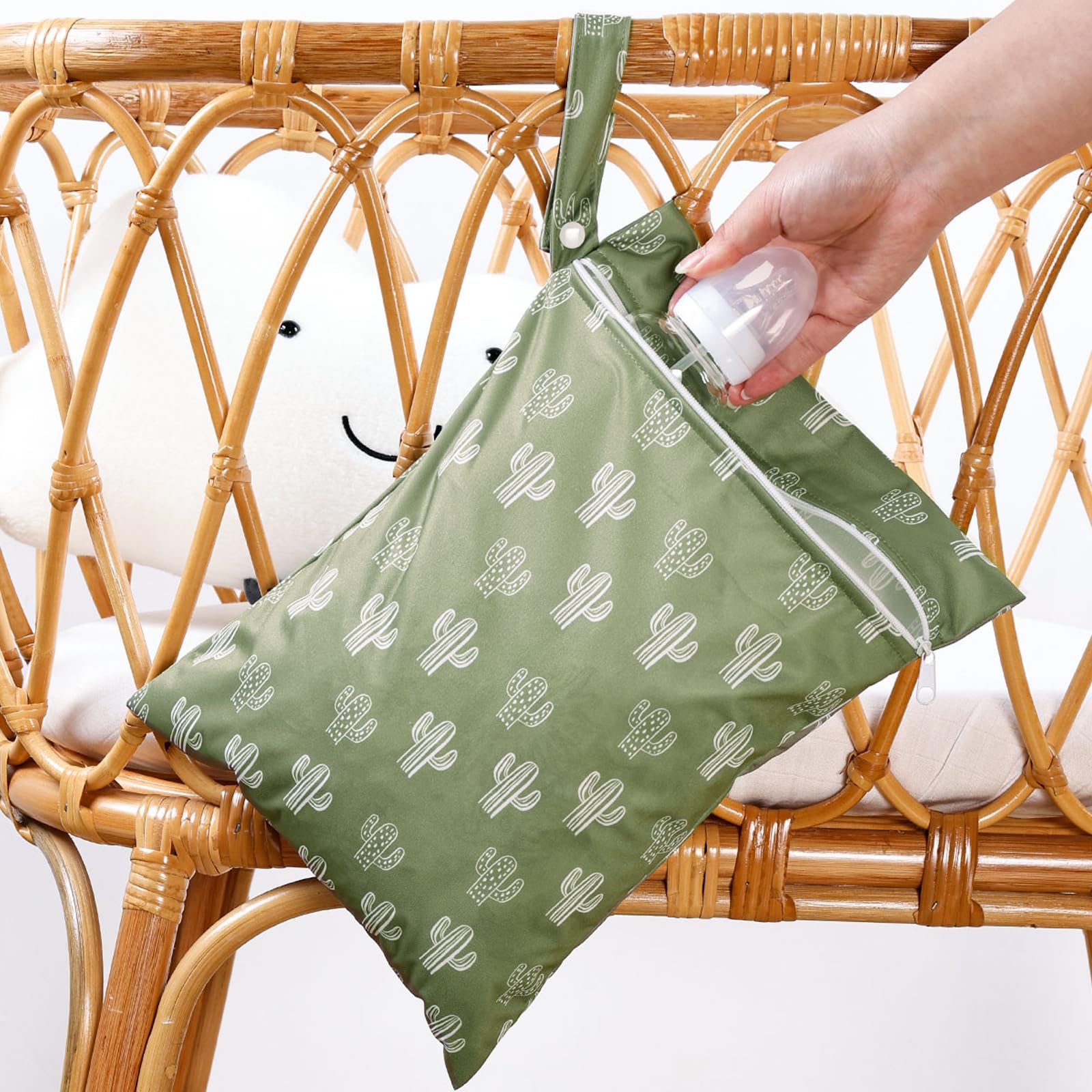 HappyFlute diaper bag use keeps baby items accessible and organized.