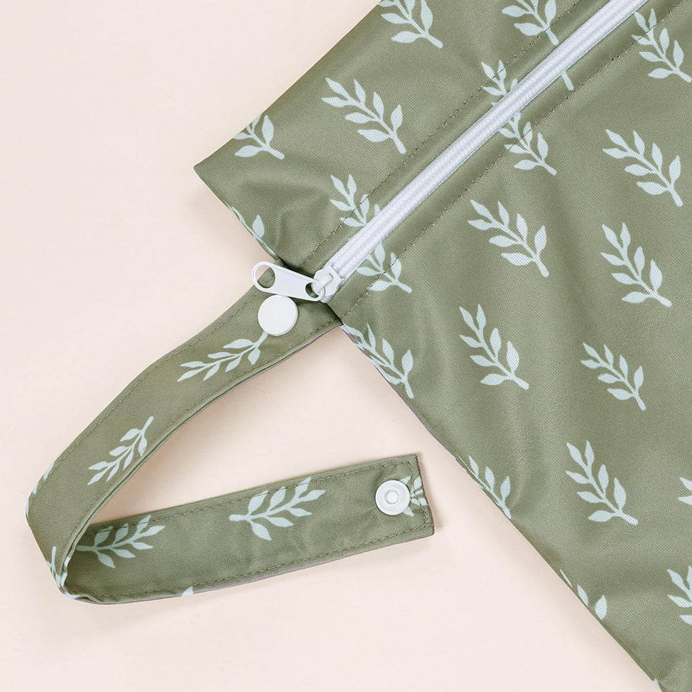 HappyFlute wet bag single zipper closeup shows secure dry storage