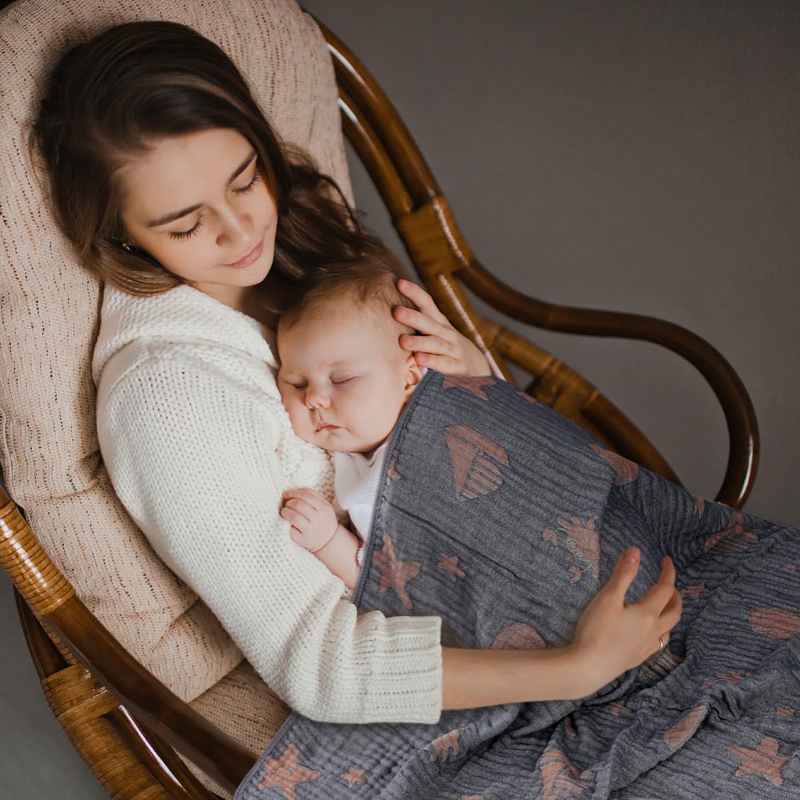 HardNok machine-washable blanket emphasizes easy care after busy days.