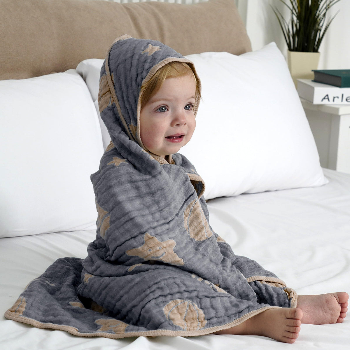 HardNok ultra-soft muslin hooded towel 32x32 bath scene highlights cozy warmth