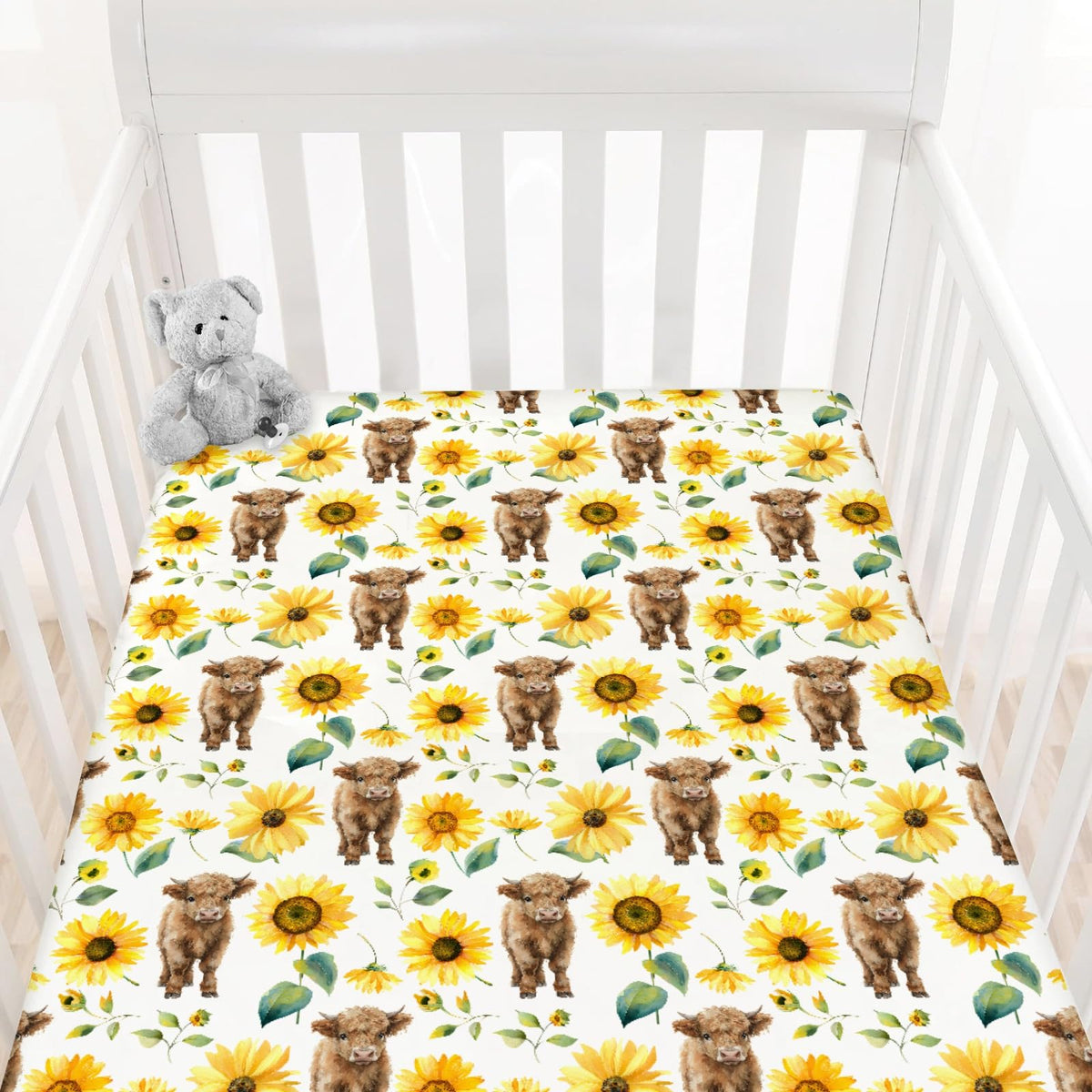 HawSkgFub Highland Cow Sunflower crib sheet setup demonstrates secure fit and cheerful nursery style.