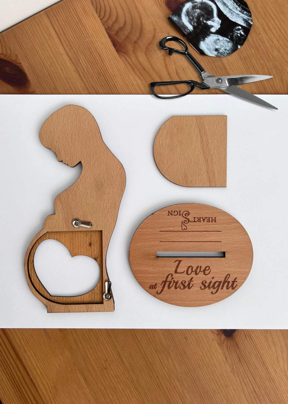 Heart's Sign ultrasound photo frame gift for pregnant moms.
