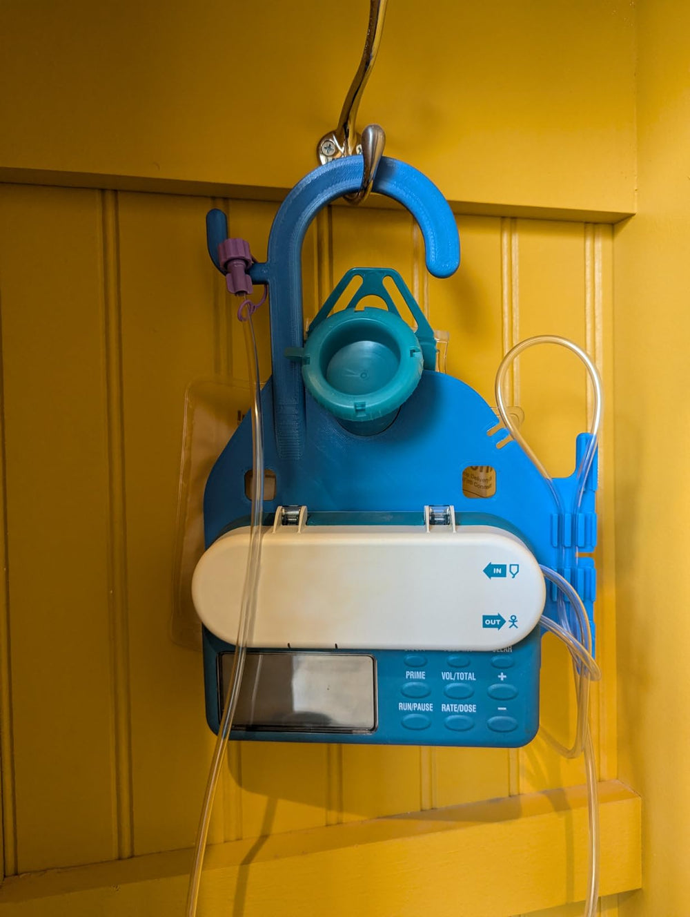 HelperKat Pump Caddy Infinity Pump compatibility demonstrates secure fit with 500ml and 1000ml sets.
