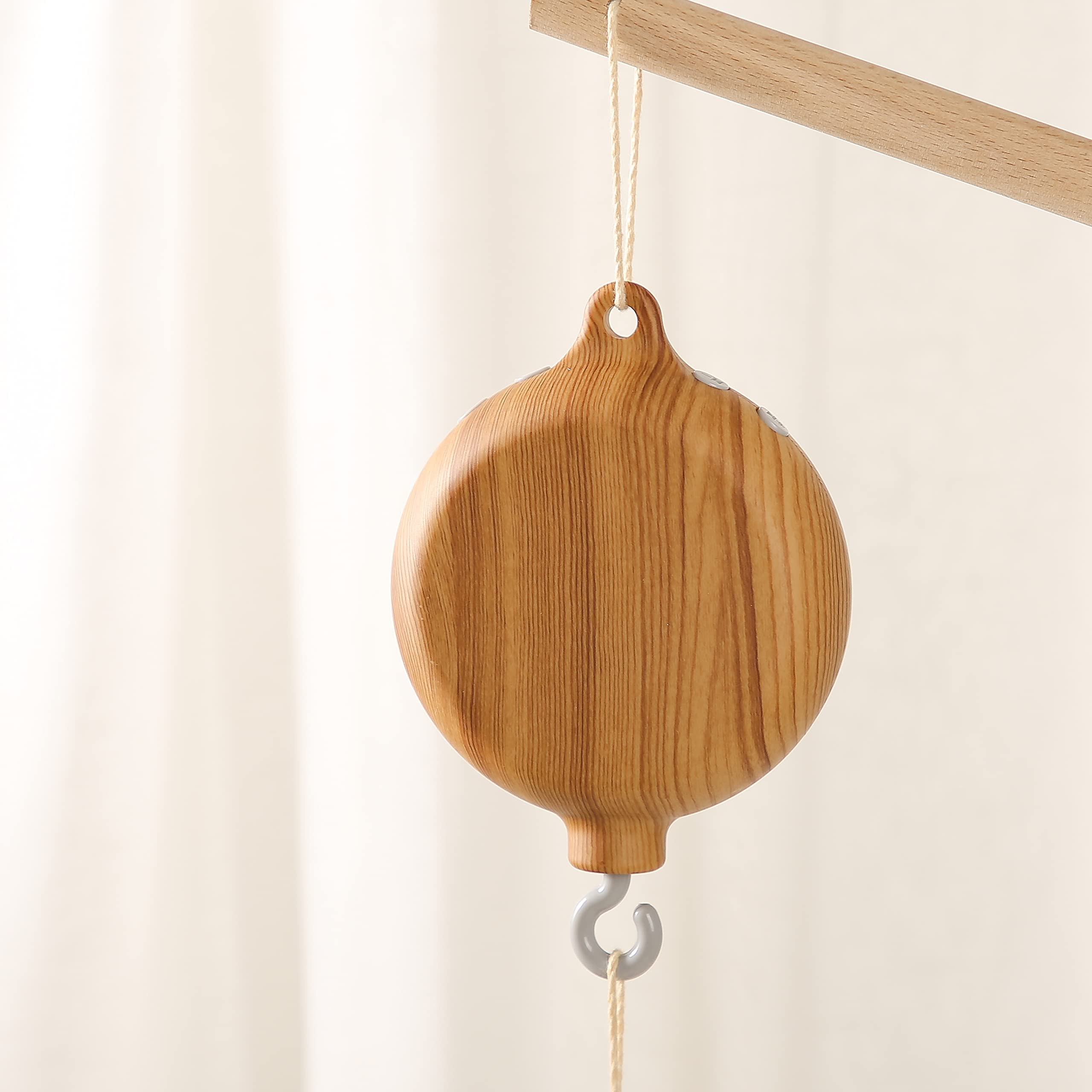 HI BABY MONMENT imitation wood spinner adds a warm nursery aesthetic for calm moments.