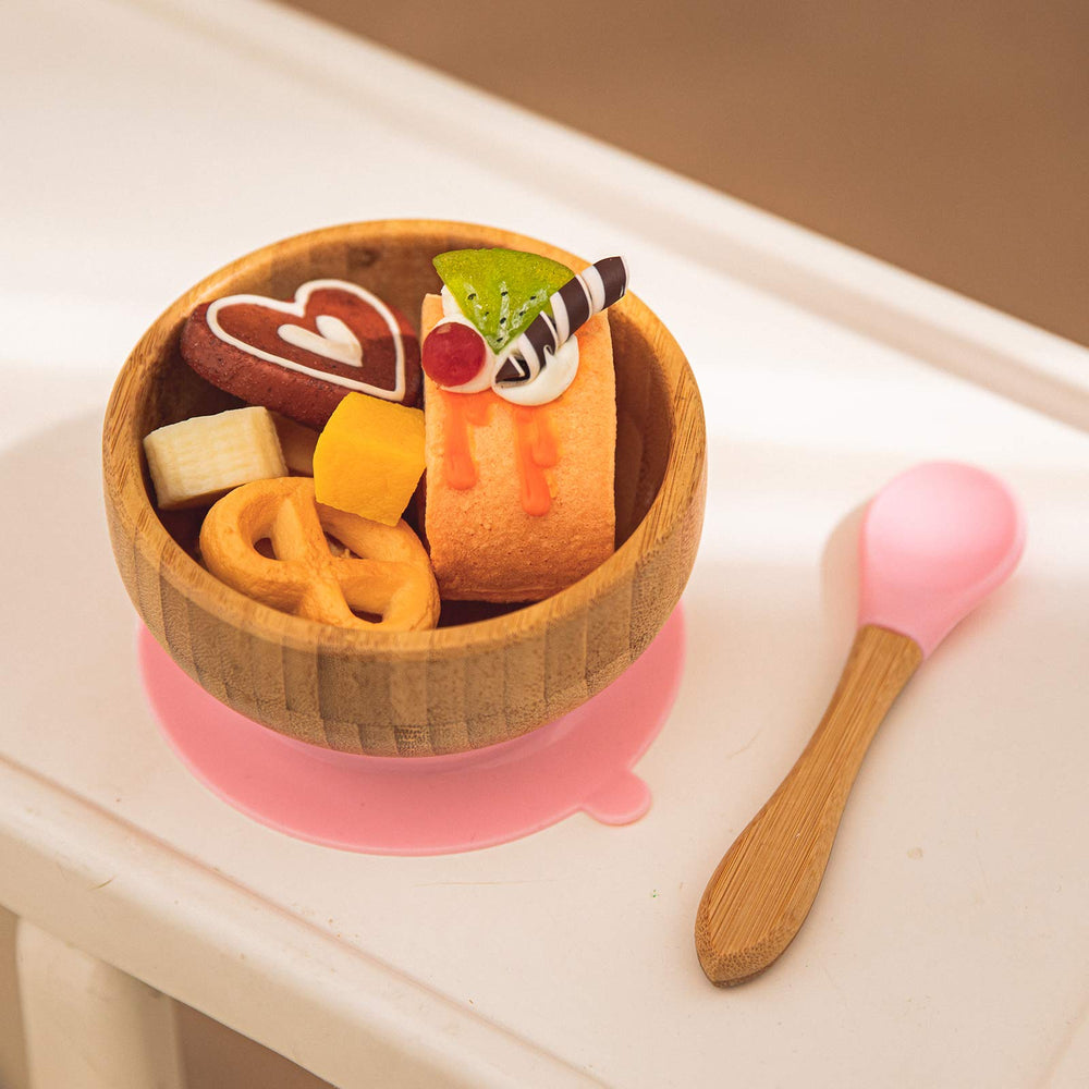 HI BABY MONMENT first-stage-feeding set supports independent eating routines.