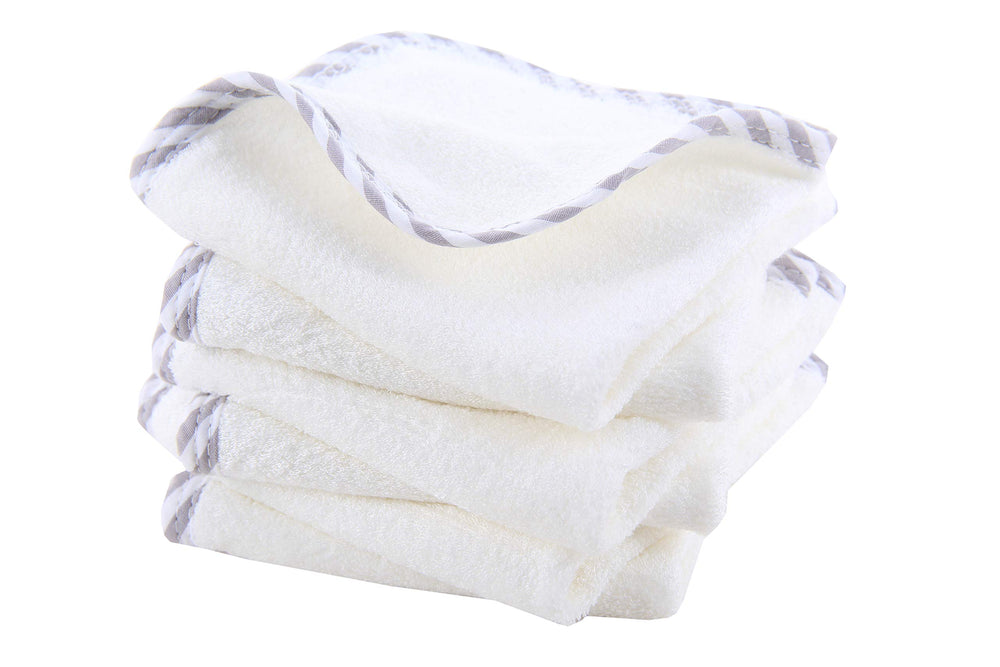 HIPHOP PANDA bath-time scene image illustrates soft towels used during newborn bath.