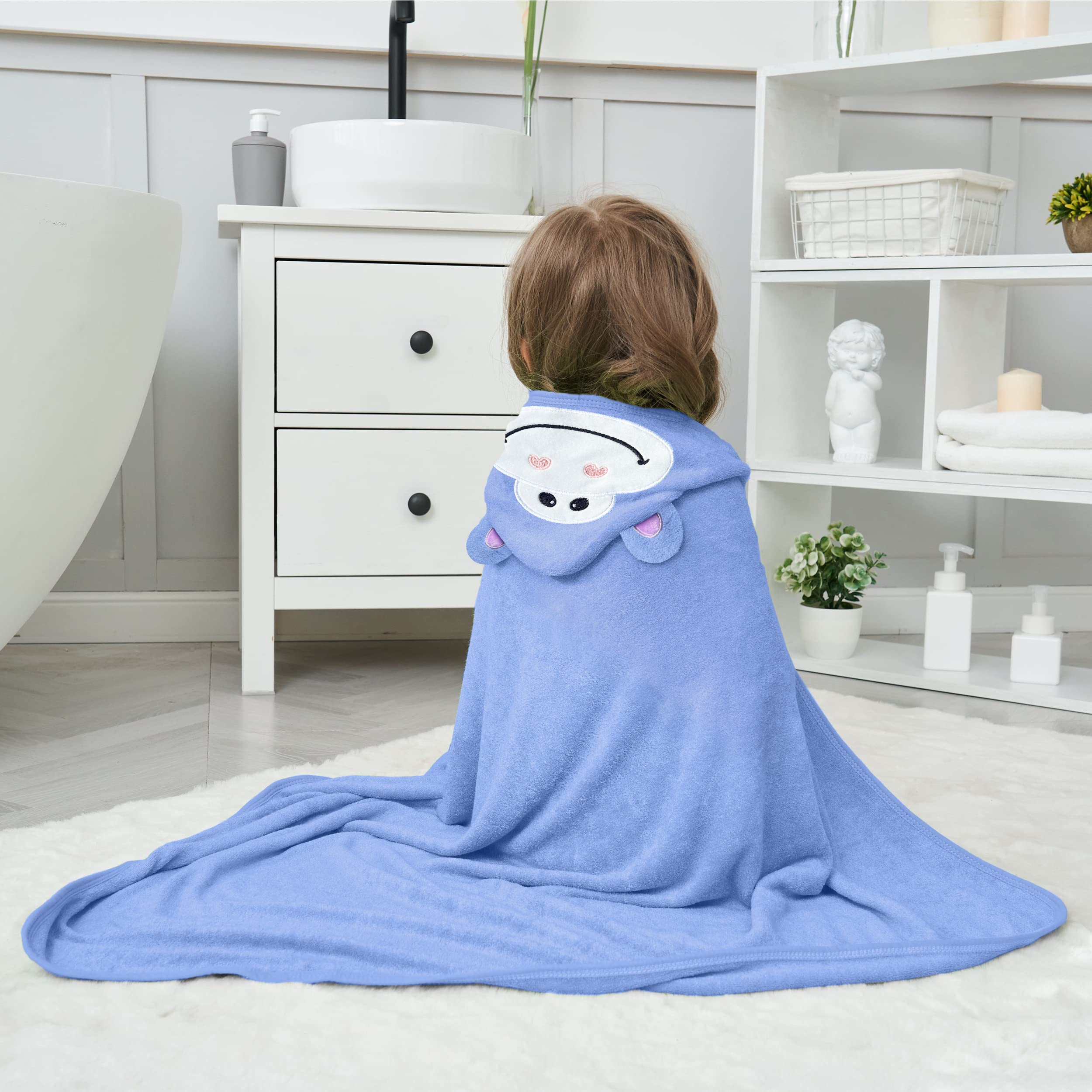 HIPHOP PANDA 30x30 towel laid flat—soft, absorbent bath essential.