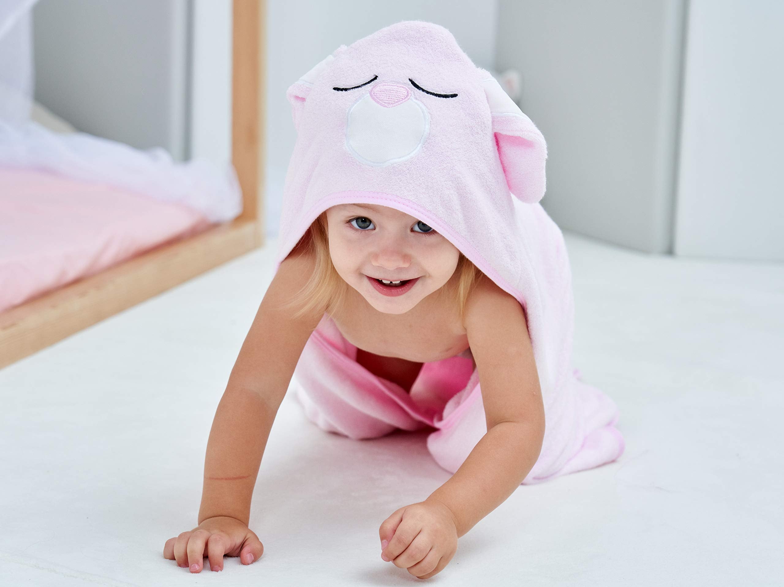 HipHop Panda hooded towel for bath time and quick drying.