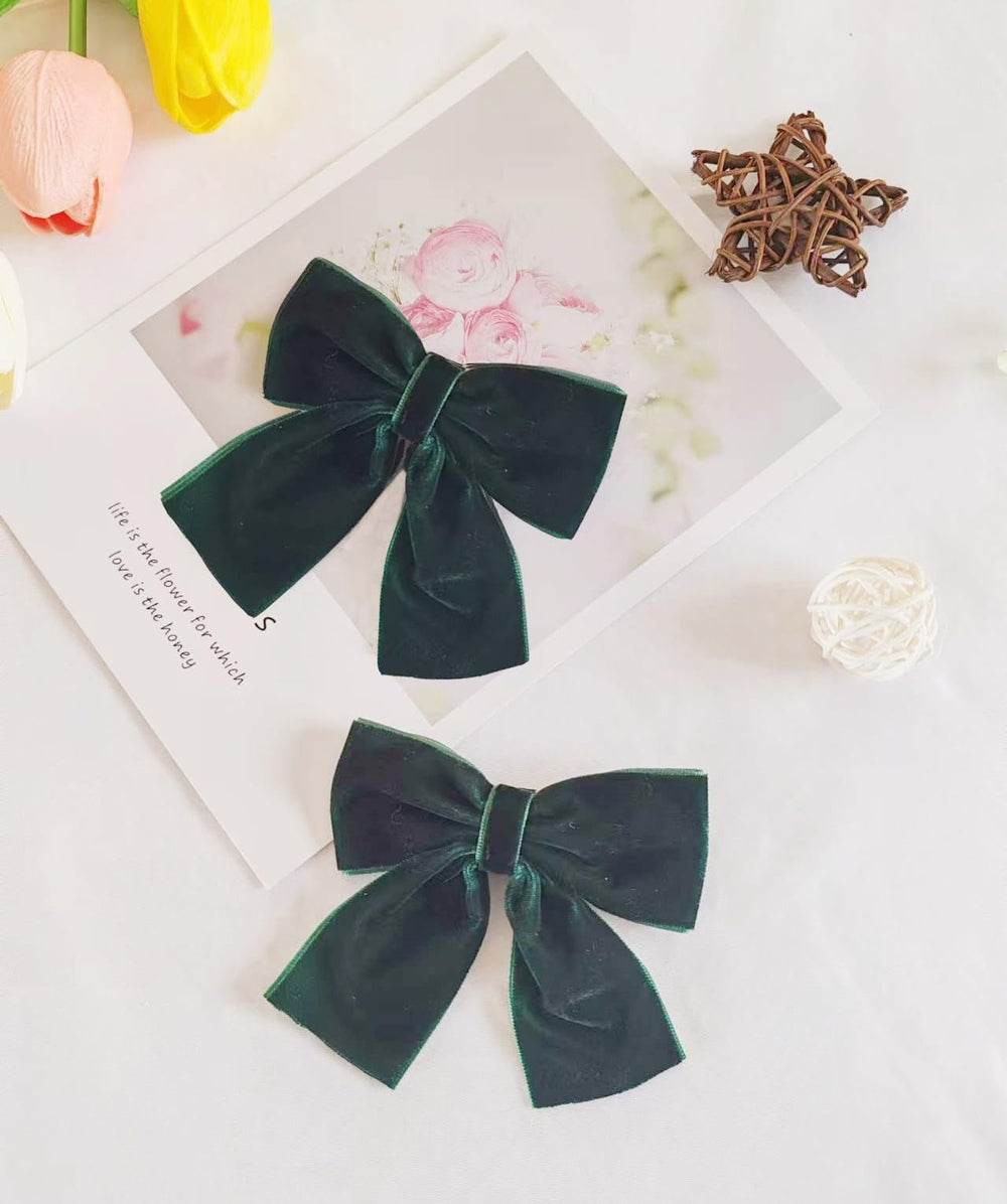 Hjiaruiky sturdy alligator clip demonstrates reliable grip for all day wear.