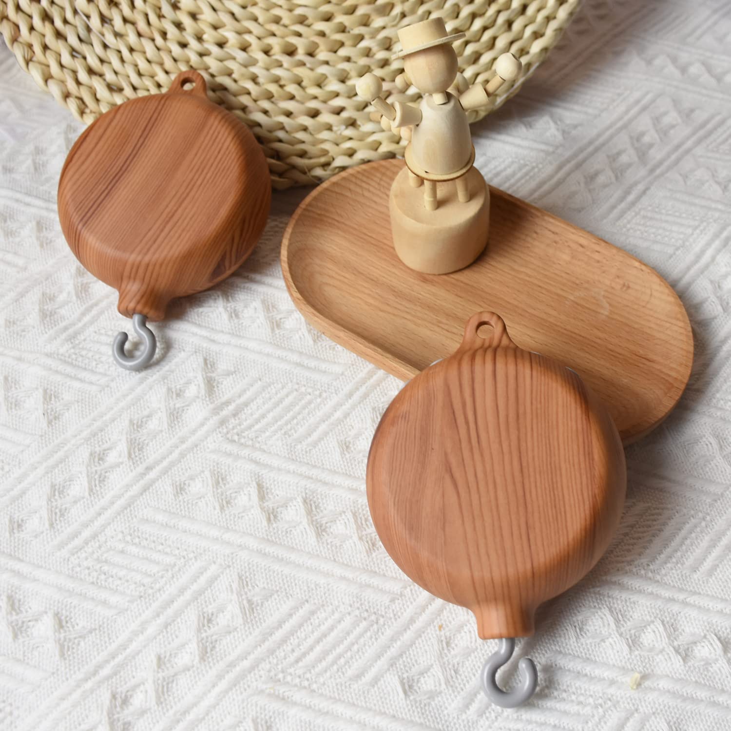 HLEEDUO imitation-wood finish adds nursery elegance