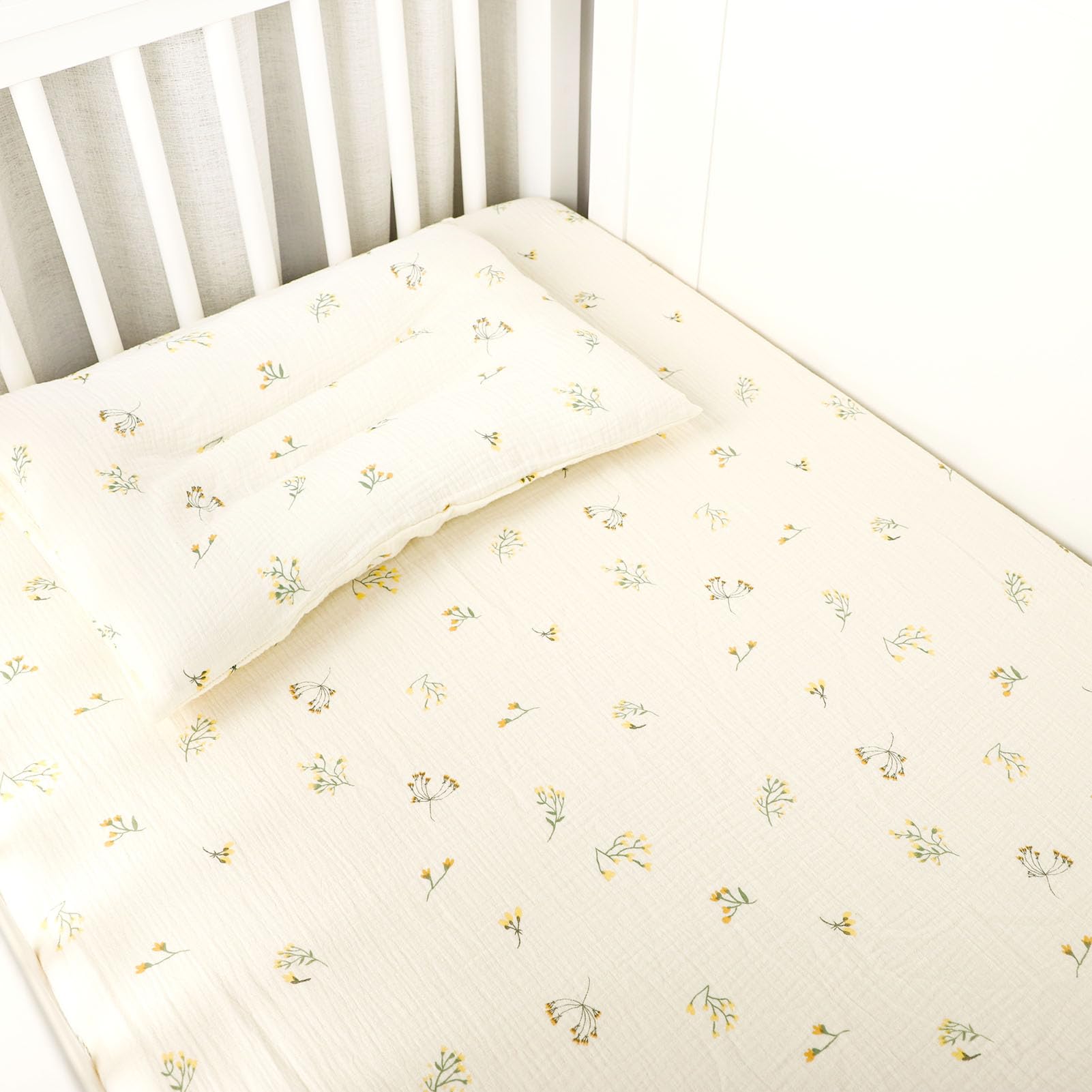 HNHUAMING nursery scene shows cozy, neat nap space with fitted sheets.