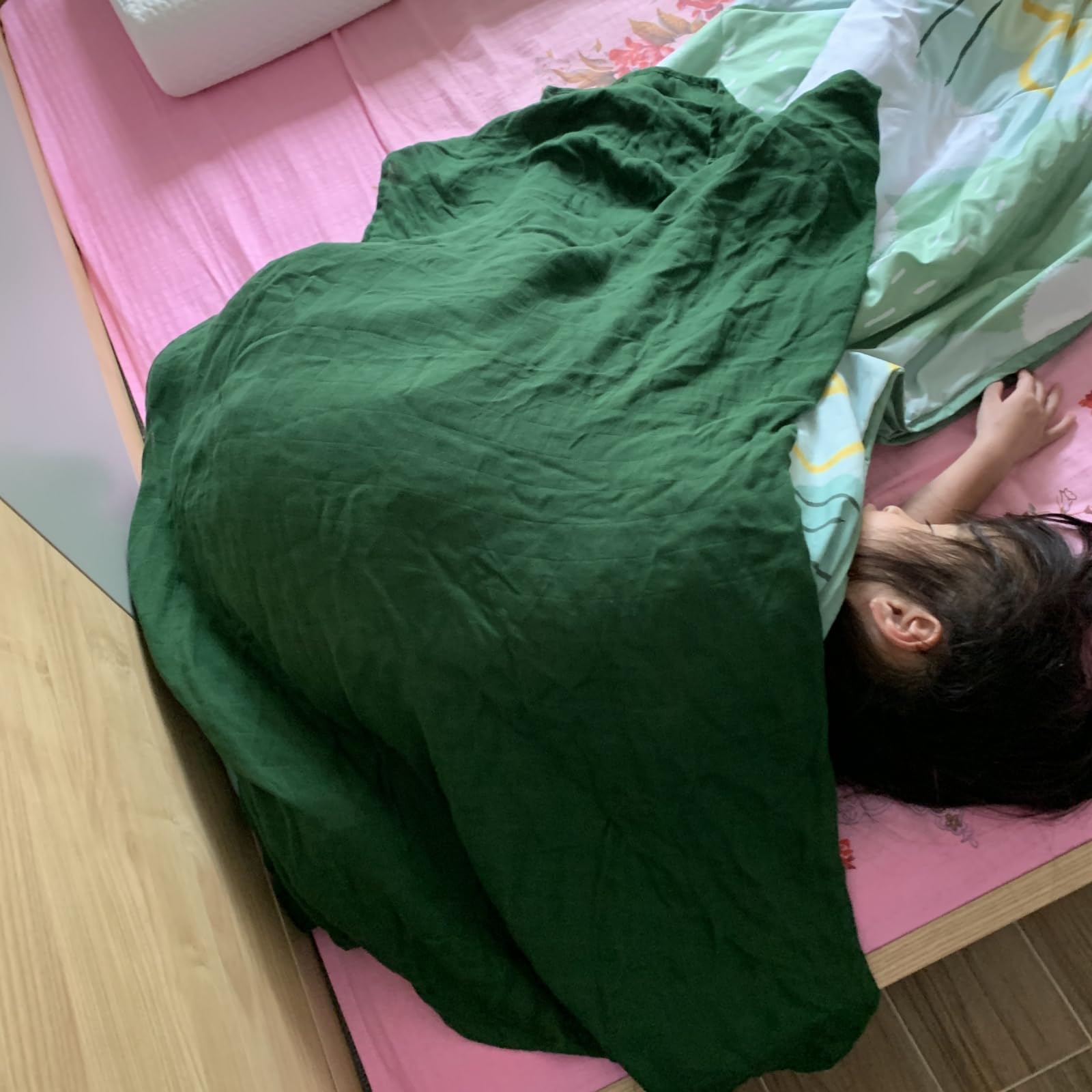 Hollyoo muslin swaddle blanket green size-47x47 detail demonstrates generous dimensions