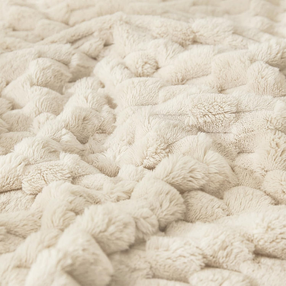 HOMRITAR baby blanket fluffy-soft texture highlights cozy snuggles and easy care.