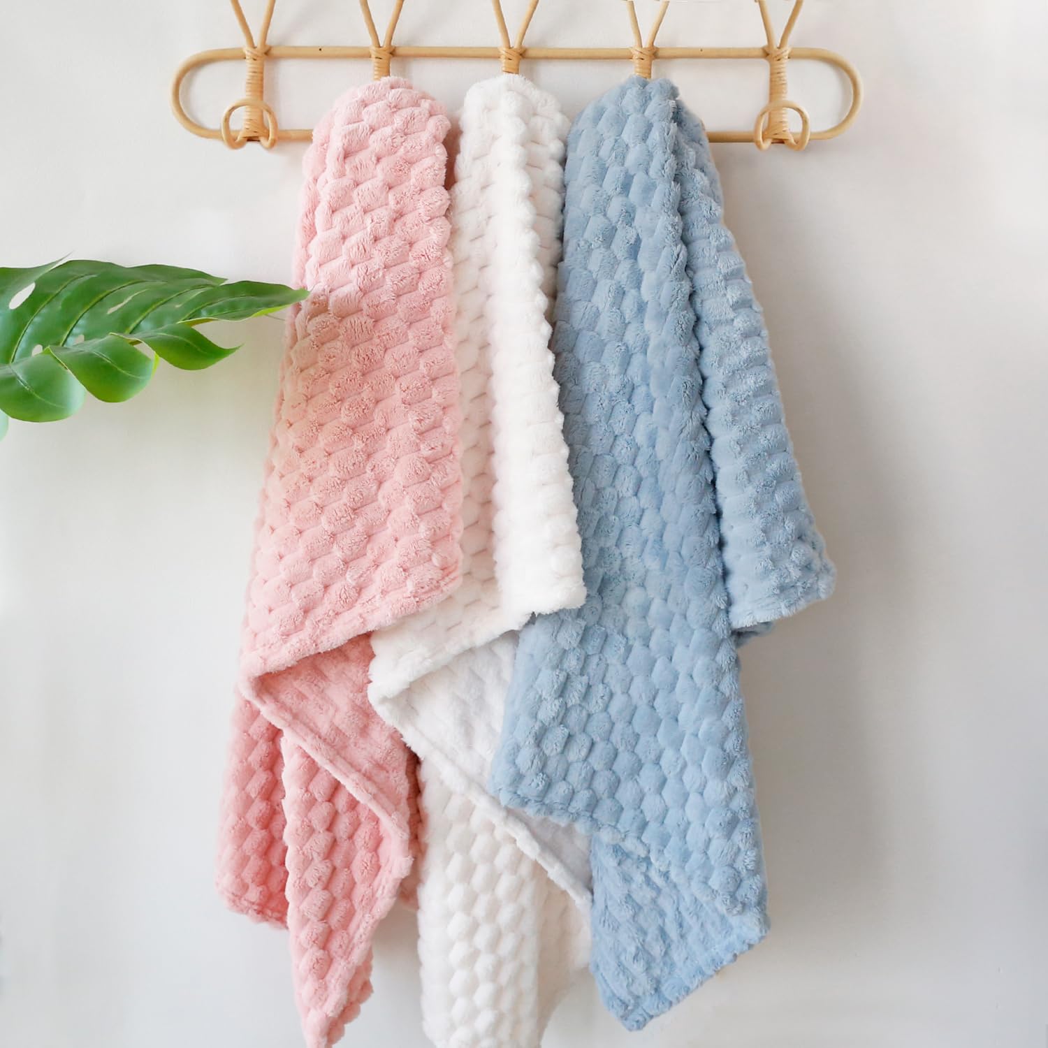HOMRITAR blanket features luxury faux fur-like appearance for stylish bedding.