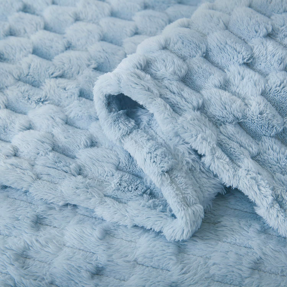 HOMRITAR blanket with fluffy texture invites cozy snuggles.