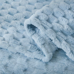 HOMRITAR blanket with fluffy texture invites cozy snuggles.