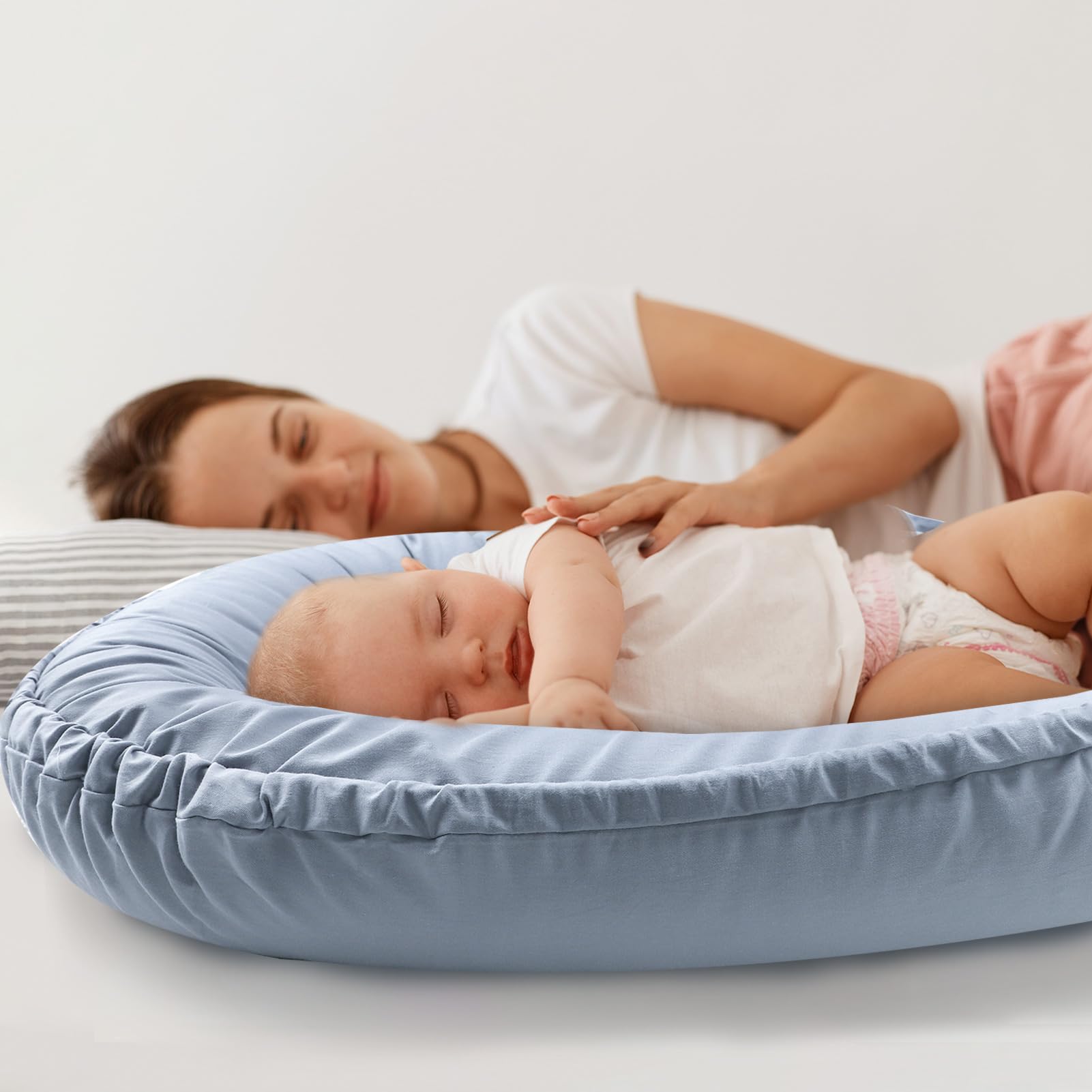Hooyax baby lounger cover blue outdoor usage demonstrating versatility for families.