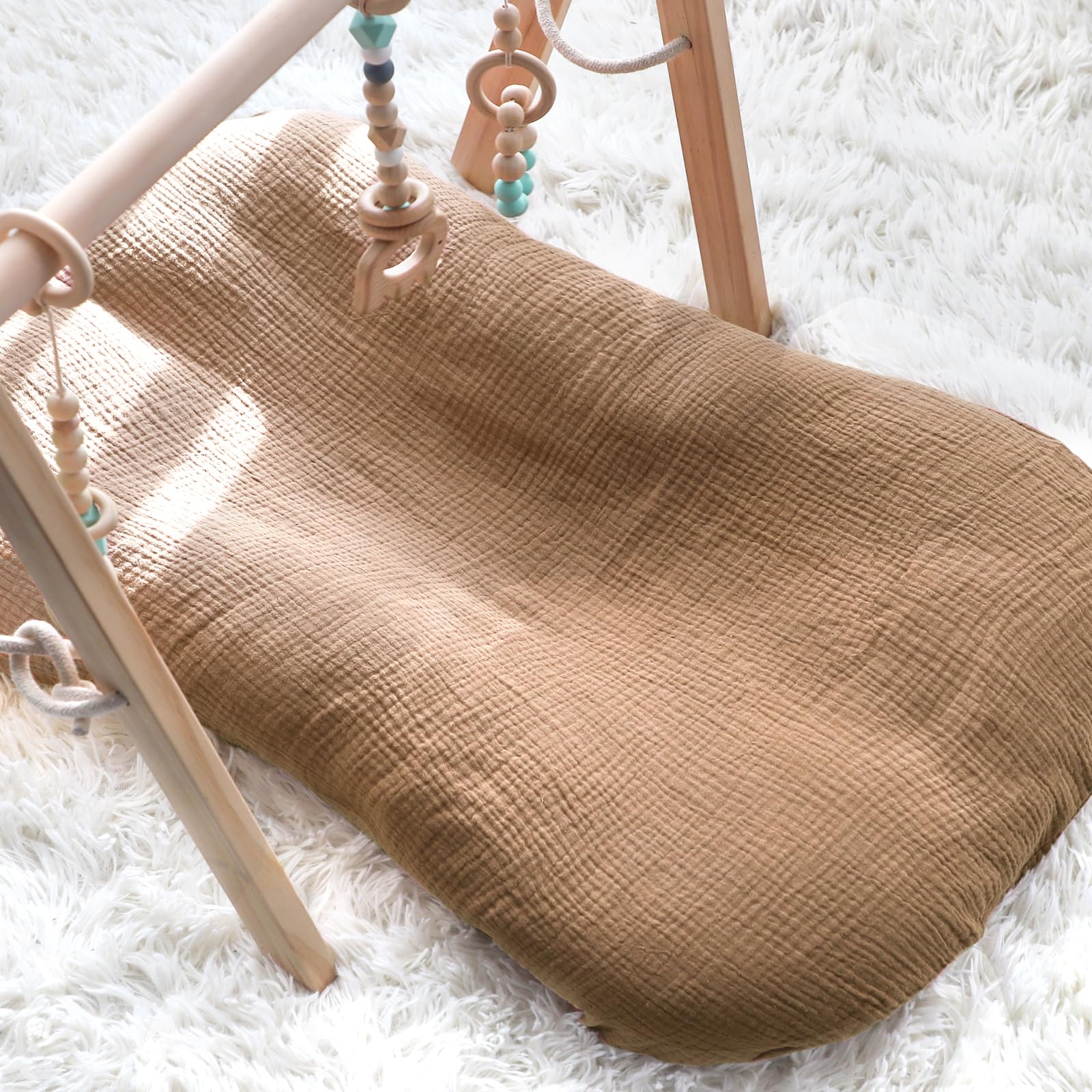 Hooyax Muslin Baby Lounger Cover easy-care label emphasizes simple cleaning routine.