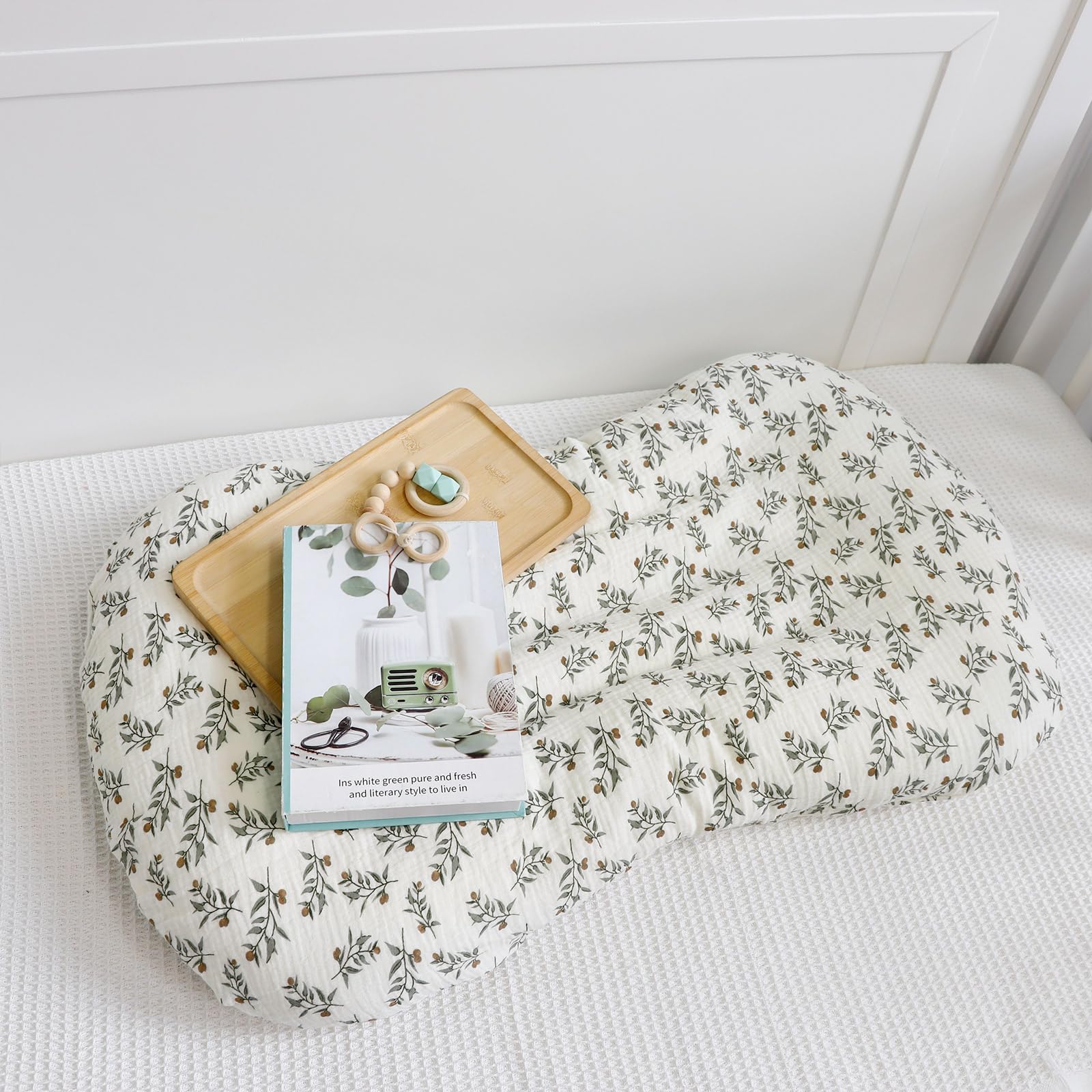 Hooyax Muslin Baby Lounger Cover envelope closure detail enables quick on-off swaps.