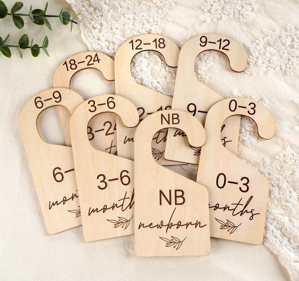 Houism wooden double-sided baby closet dividers organize newborn outfits.