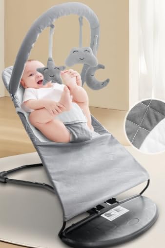 HOUSEHOLD WORLD baby bouncer three-point-harness provides secure positioning during lounge time.