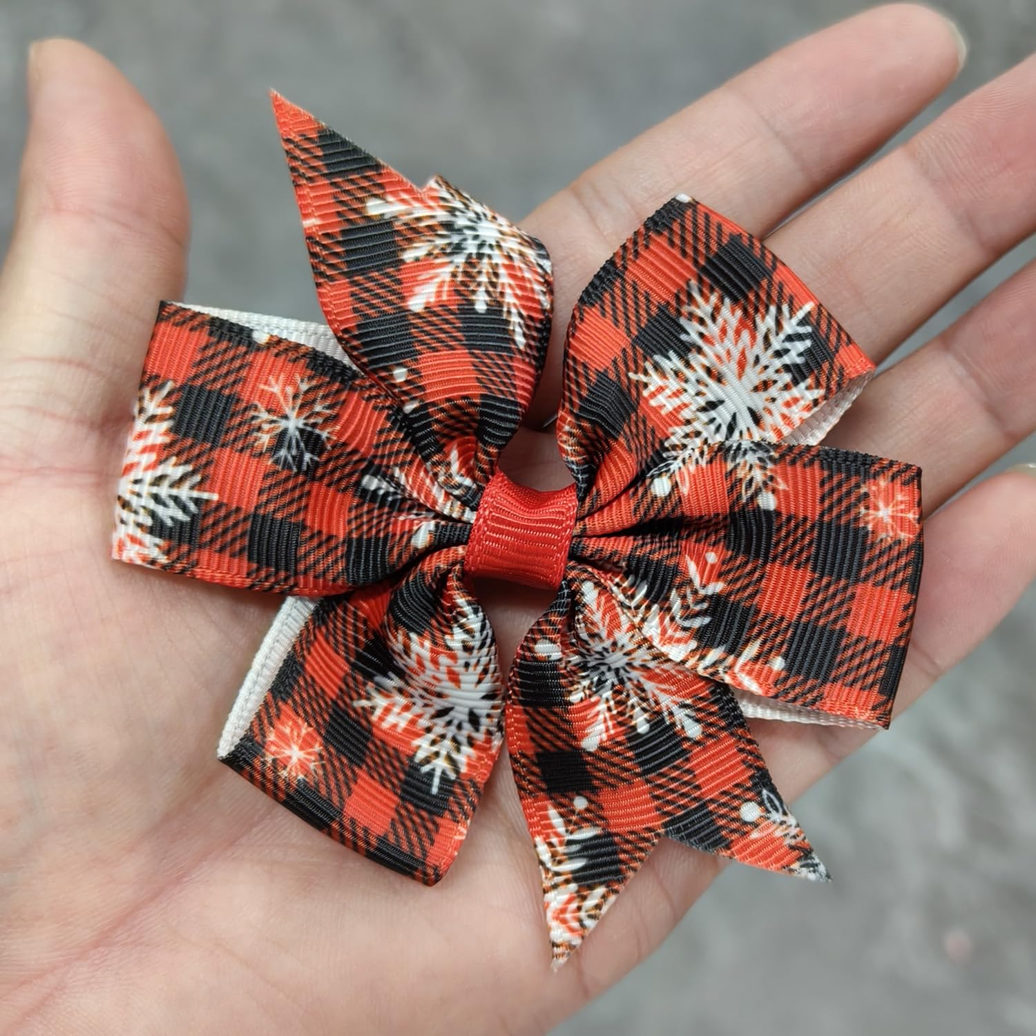 HOXIEYA alligator clip provides durable non-slip hold for active kids