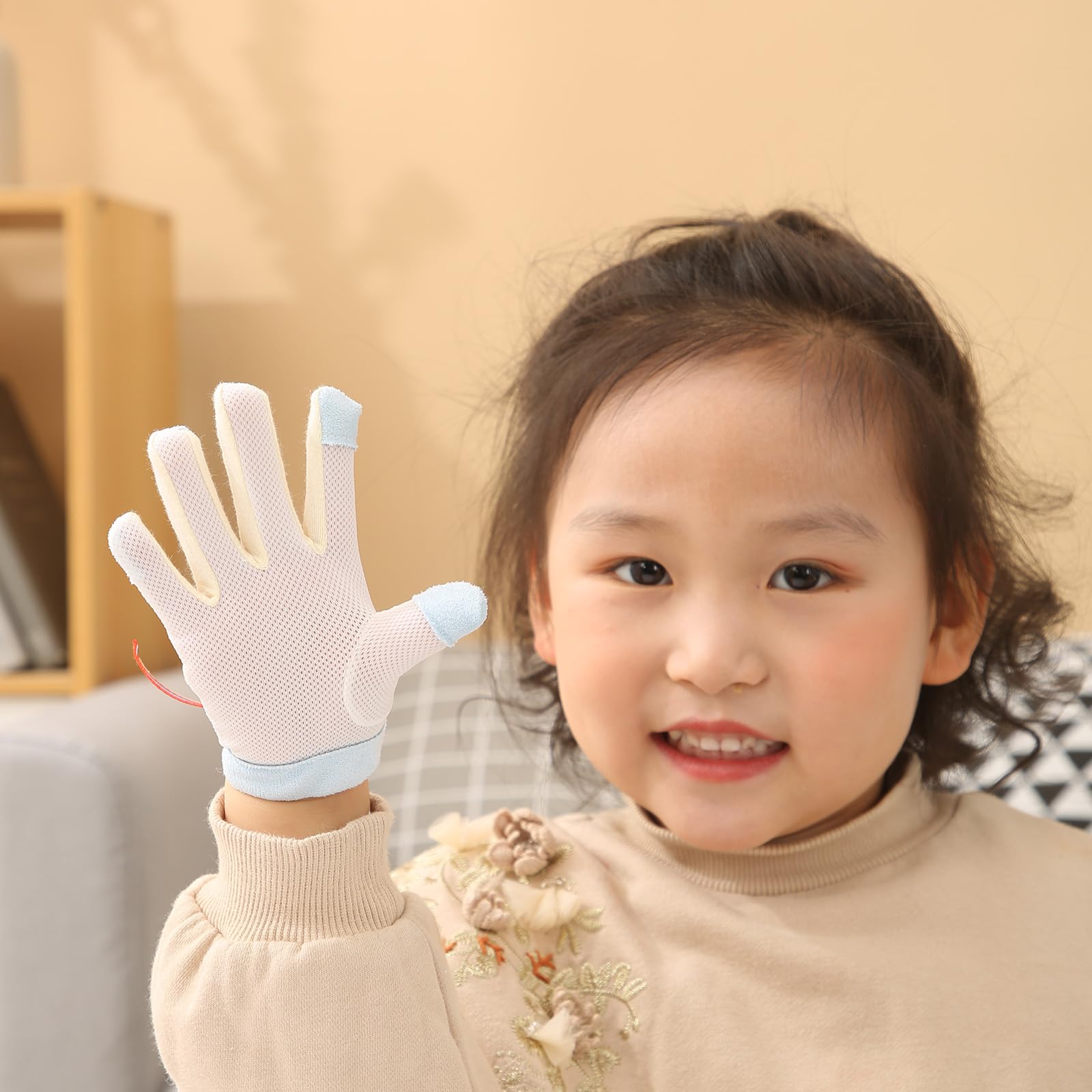 HS&ROXIN Gloves shown for night and day use supporting habit development in children.