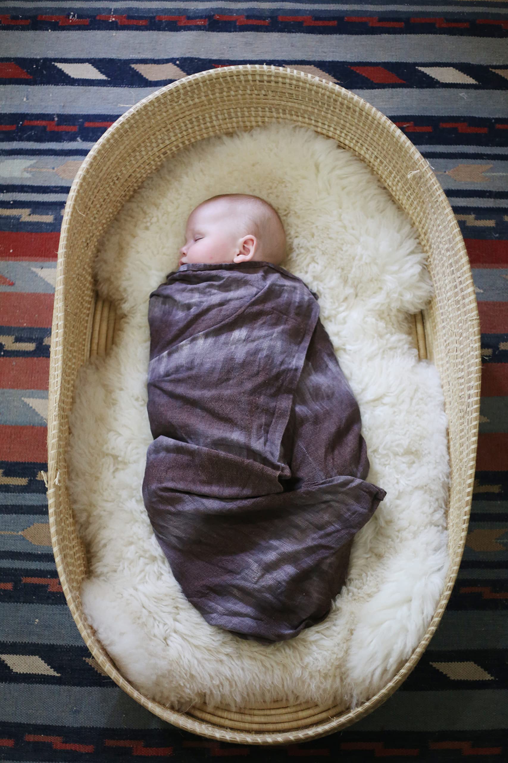 HUAHOO natural wool fibers visible for year-round comfort and temperature regulation.