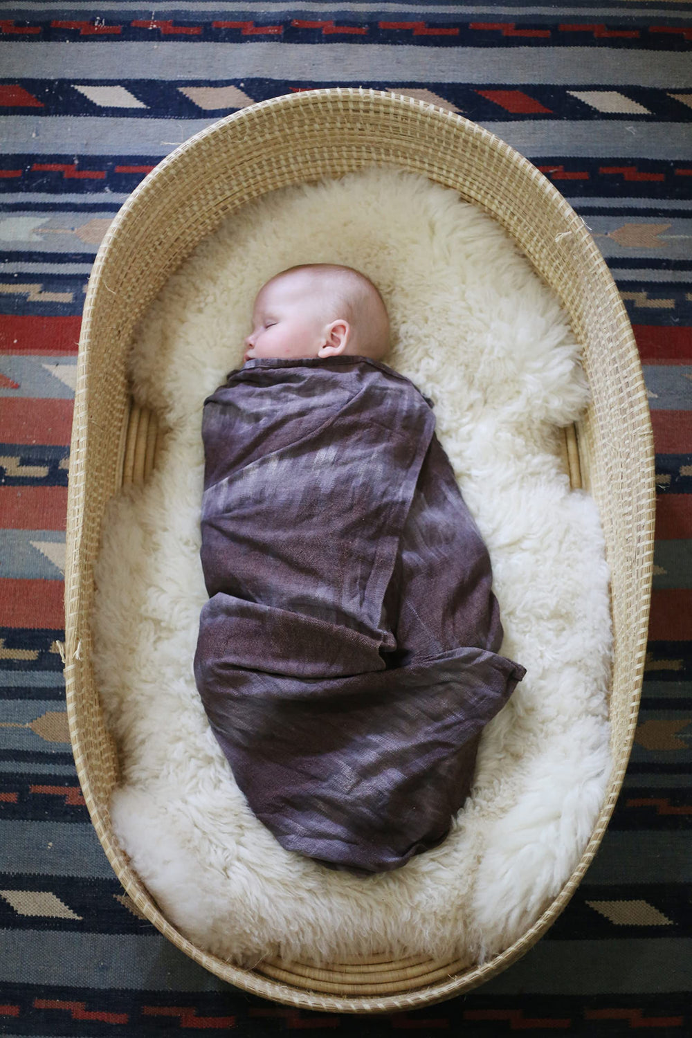 HUAHOO natural wool fibers visible for year-round comfort and temperature regulation.