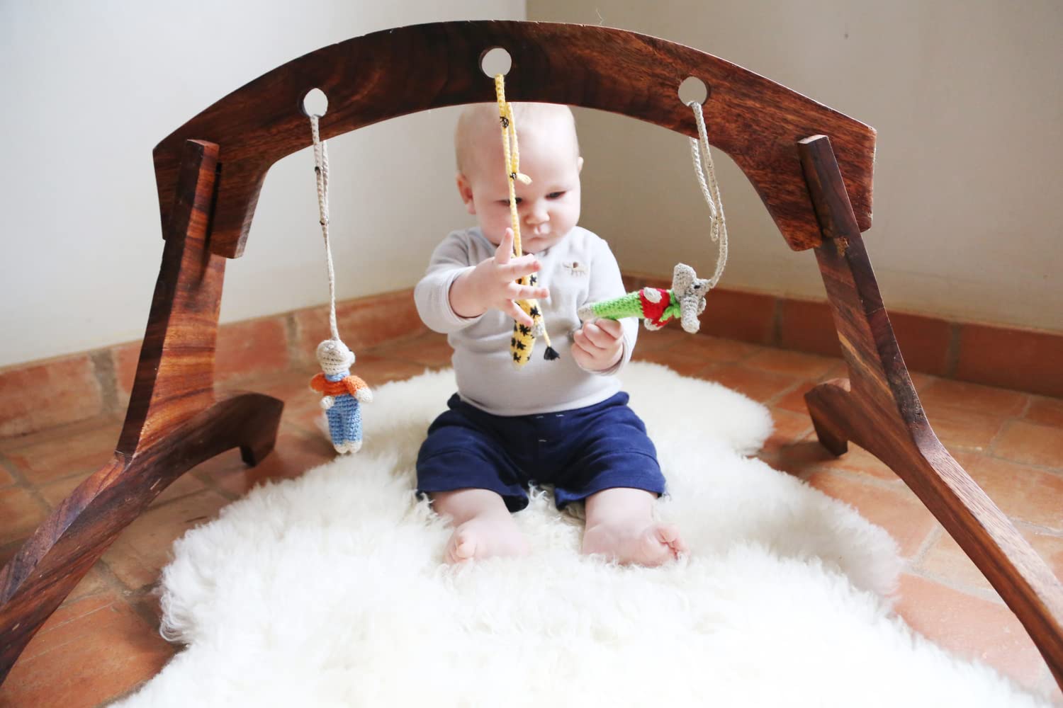 HUAHOO single-pelt lambskin rug shown on a nursery surface for cozy sleep.