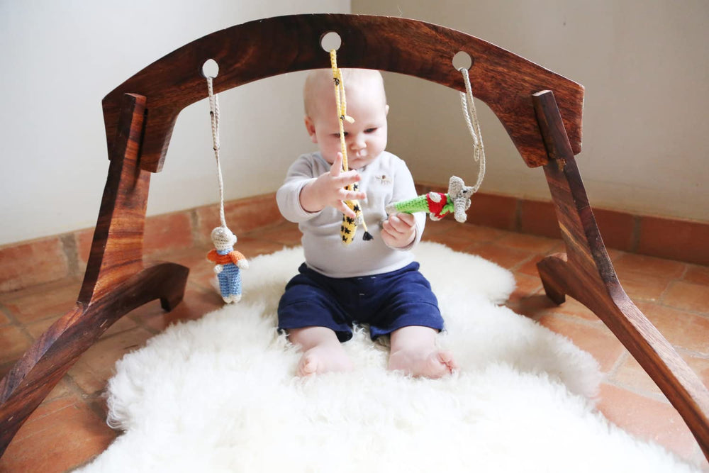 HUAHOO single-pelt lambskin rug shown on a nursery surface for cozy sleep.