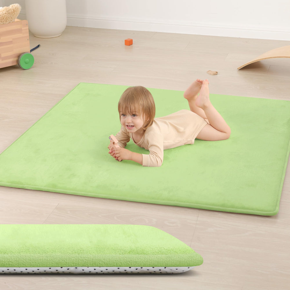 Huloo Sleep play mat top view in light green, ample surface for tummy time.