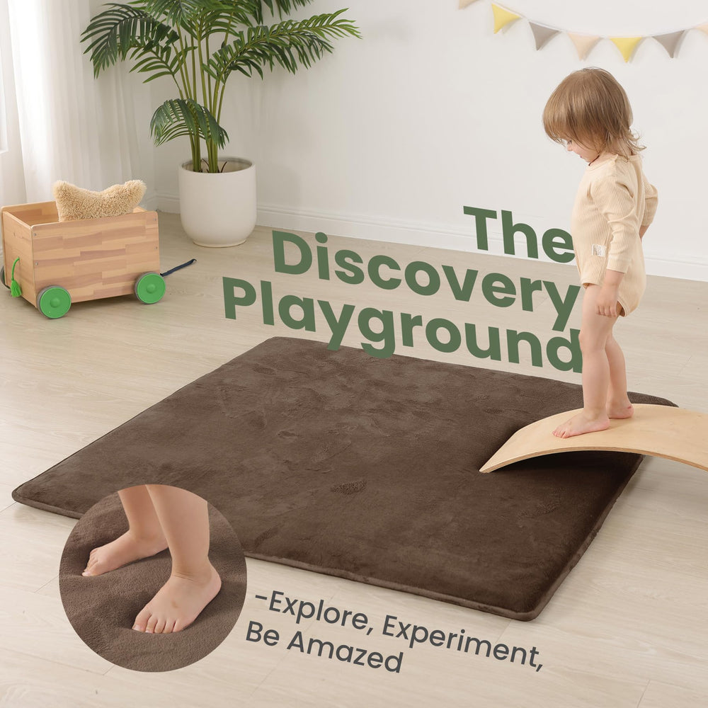 Huloo Sleep tummy-time mat usage scenario illustrates baby lifting head comfortably.