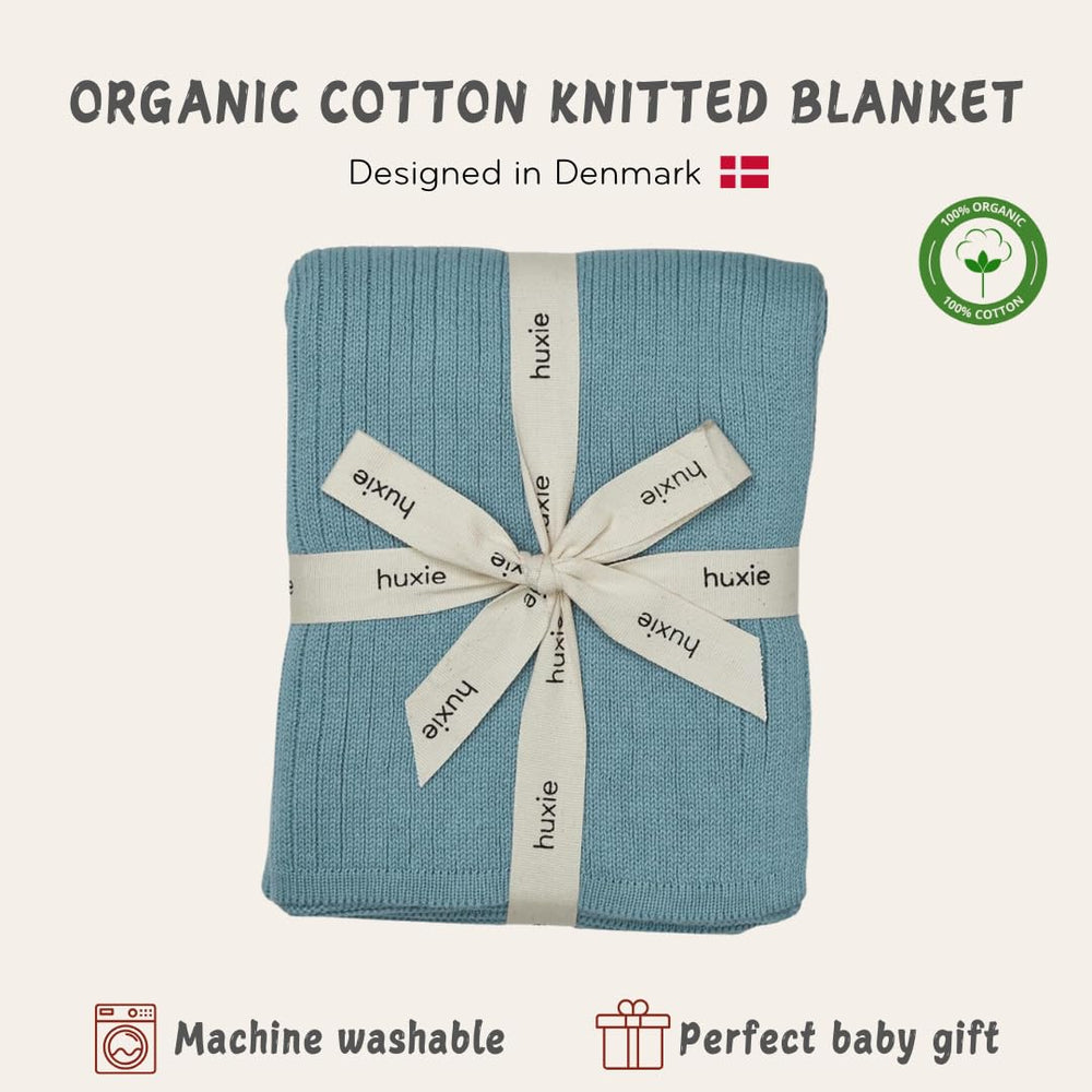 Huxie polar blue blanket in stroller, lightweight warmth on walks