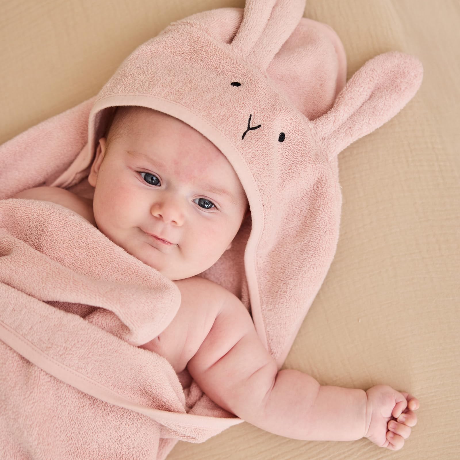 Huxie baby gift-ready towel: timeless, gender-neutral design for registry or showers.